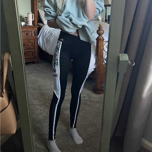 PINK Victoria’s Secret XS Black Athletic Leggings - Picture 5 of 7